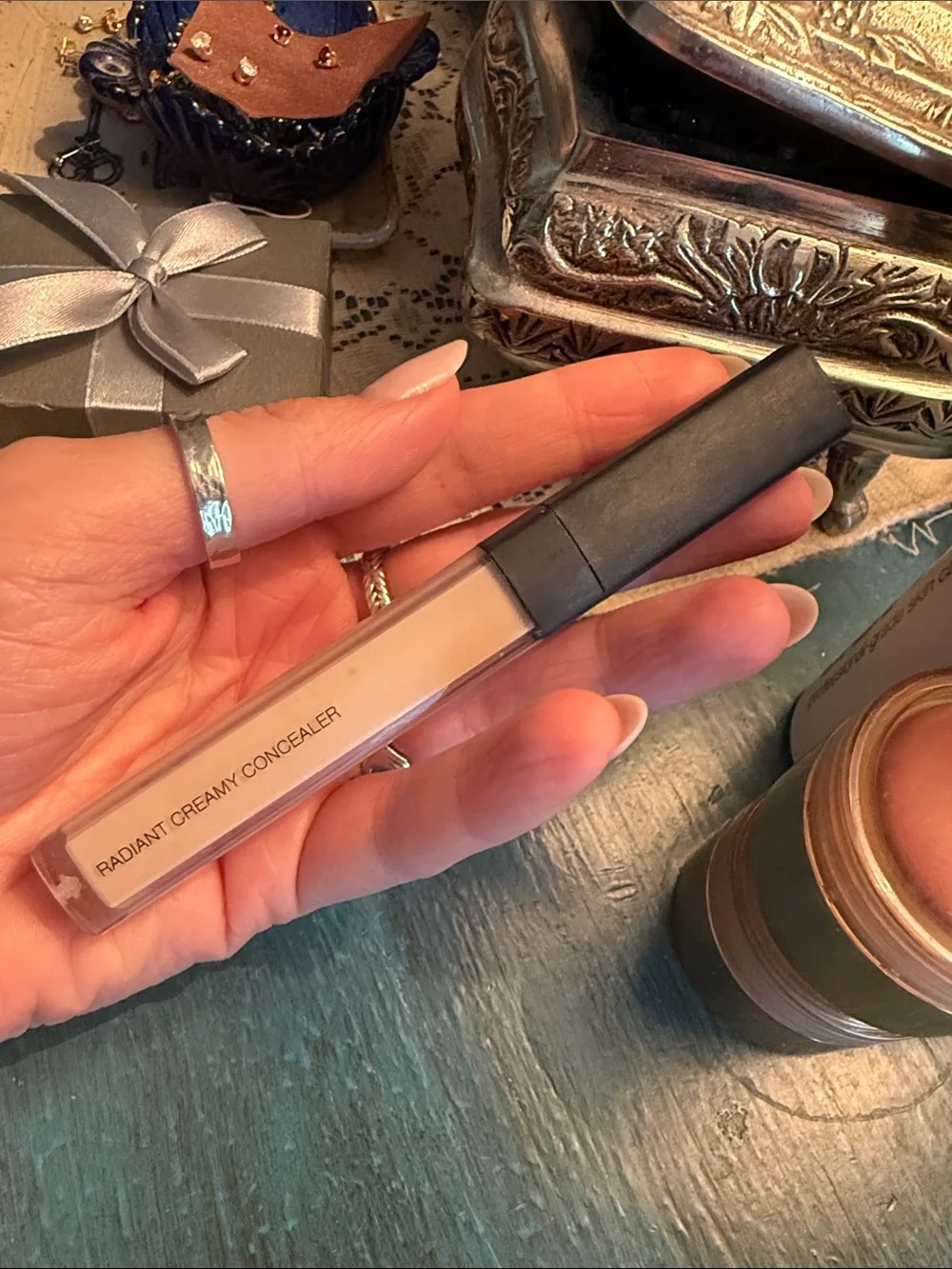 NARS radiant creamy Concealer Tube in light